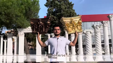 Bronz ve yaldızlı başlıkların kabartma ayrıntıları elde karşılaştırılıyor