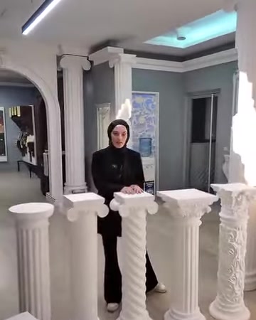 Burgulu gövdeli sehpa ile sade modeller yan yana görülüyor