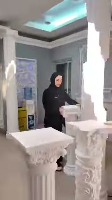 Sunucu, kare tablalı kabartmalı sehpanın yanında ayrıntıları gösteriyor.