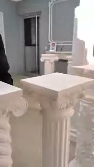 Öndeki geniş kare tabla ile yivli kaide sergileniyor.