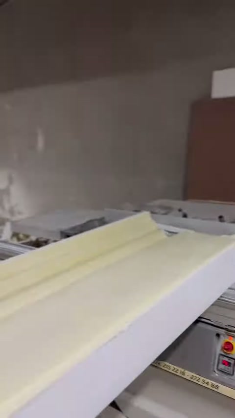 Geniş kat silmesi parçası kesim tablası üzerinde yatay duruyor.