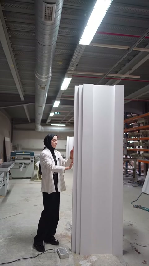 Büyük dekoratif profiller dik dururken sunucu taban bölümünü kontrol ediyor.