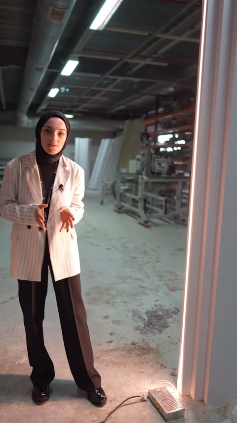 Yan yana duran kat silmelerinin uzun kanalları önden görüntüleniyor.
