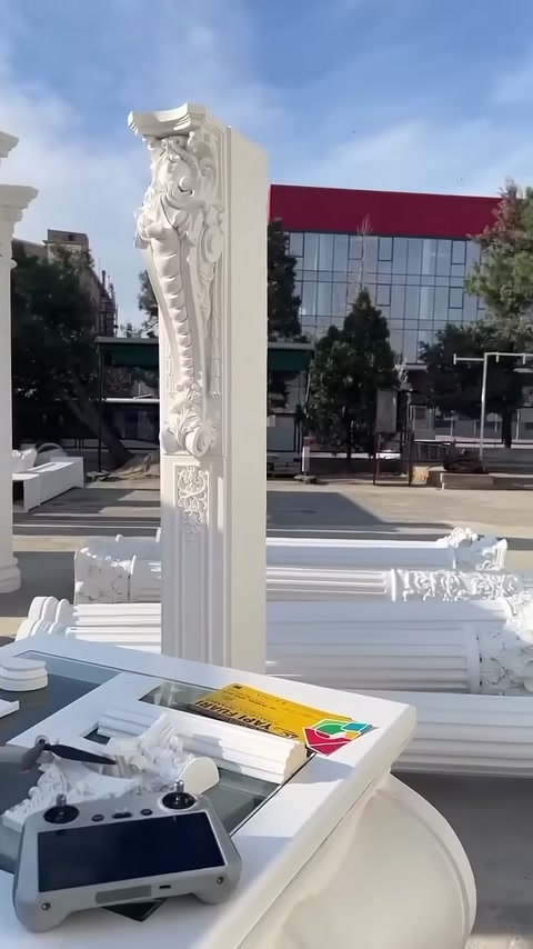 İşlemeli beyaz sütun elemanı açık hava teşhir alanında sergileniyor