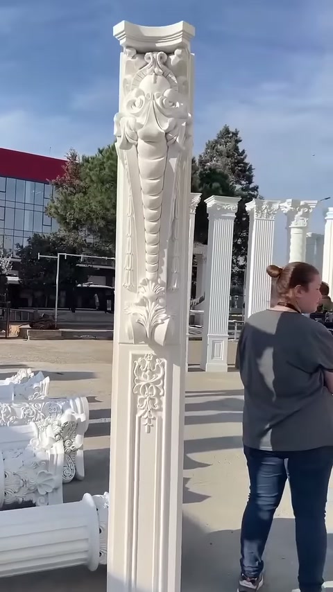 Çiçek motifli uzun sütun elemanı açık alanda öne çıkıyor