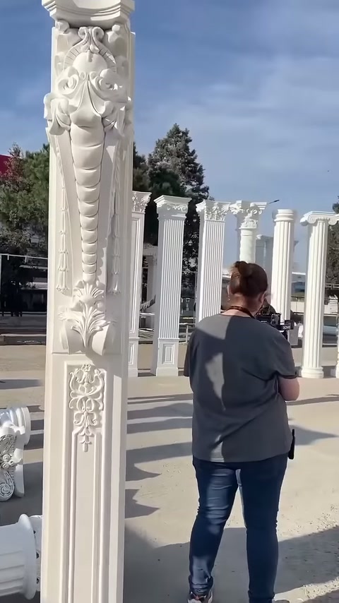 Bezemeli sütun yüzeyi ve arka plandaki başlıklı modeller görülüyor
