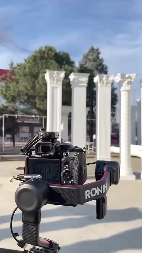 Kamera düzeneğinin arkasında farklı başlıklı beyaz sütun modelleri sıralanıyor