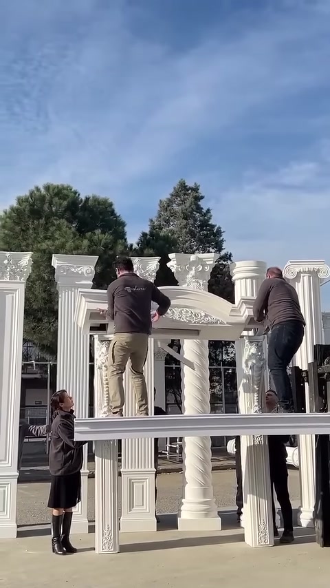 Kabartmalı üst bölüm, sütunlu dekoratif düzen üzerinde konumlandırılıyor