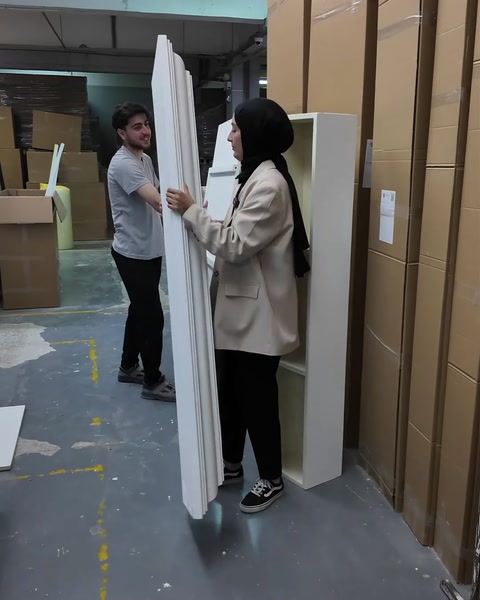 Dekoratif çerçeve parçaları şömine panelinin çevresine yerleştirilerek birleştiriliyor
