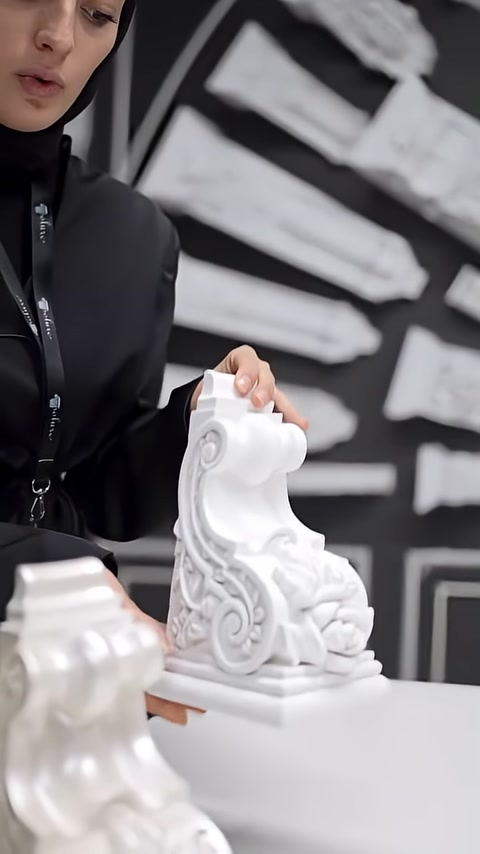 Dekoratif payandanın kavisli yan profili masa üzerinde gösteriliyor