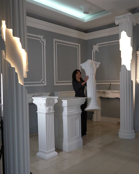 Sütunlarla tamamlanmış iç mekan salonunda duvar kaplaması görünüyor