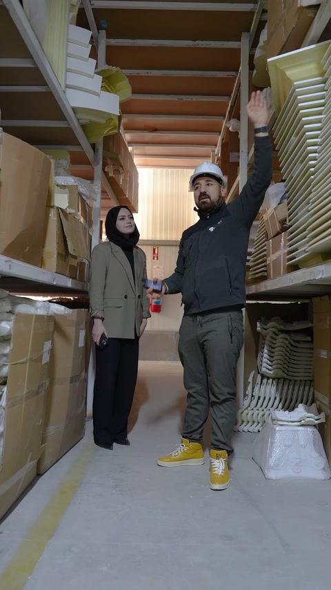 Üretici üst raftaki dekoratif ürün gruplarını işaret ediyor