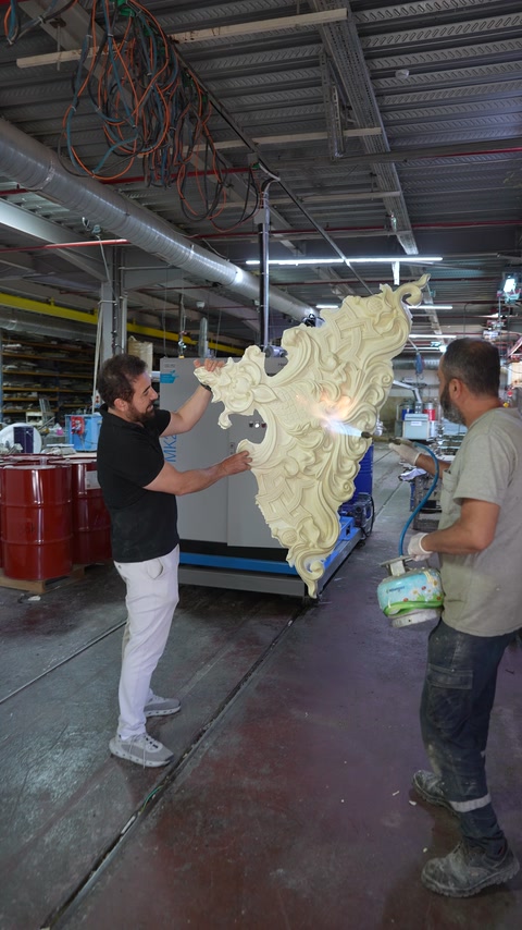 Atölyede kabartmalı dekoratif parçanın yüzeyine kontrollü alev uygulanıyor.