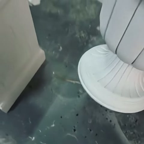 Oluklu saksı ayağının dairesel kaidesi, atölye zemini üzerinde gösteriliyor.