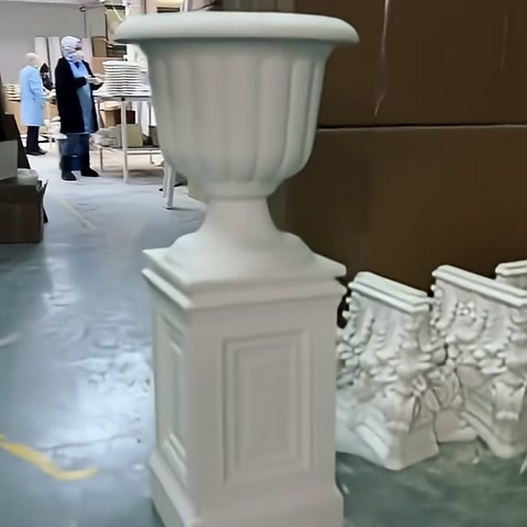 Klasik saksının oluklu haznesi ve dikdörtgen kabartmalı kaidesi öne çıkıyor.