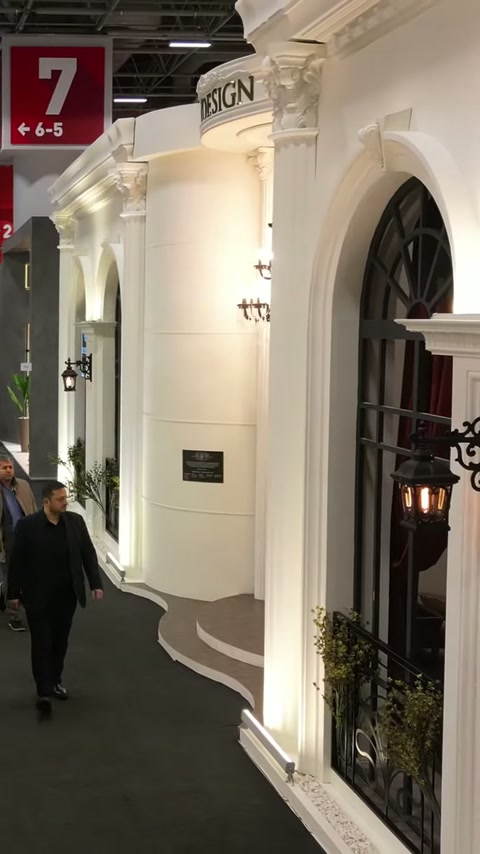 Tamamlanmış fuar standı cephesinde kemerli açıklıklar ve duvar aplikleri görülüyor