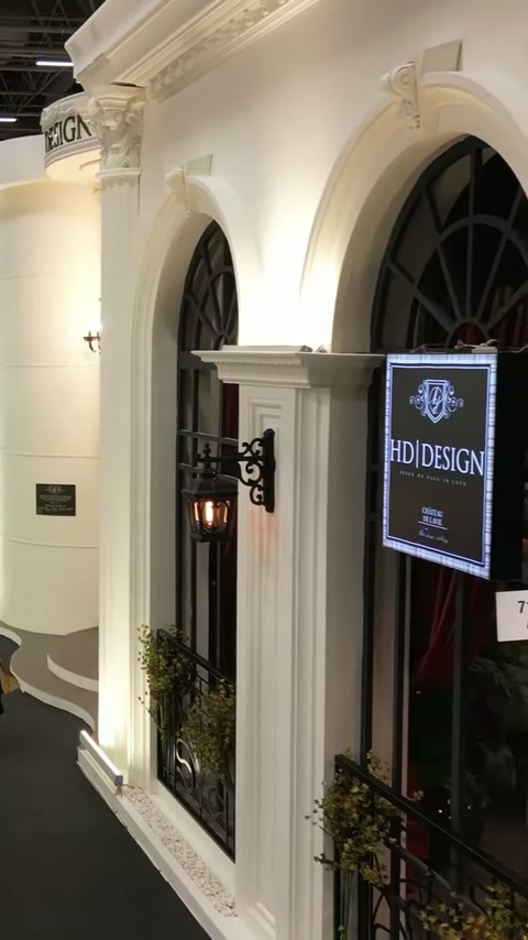 Siyah kemerli pencere çevresinde beyaz söve ve korniş detayları bulunuyor