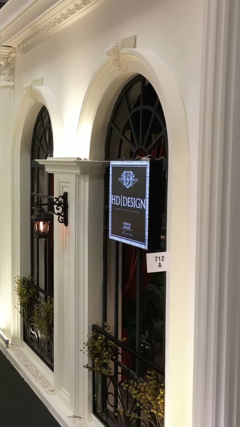 Kemerli giriş cephesi, dekoratif başlıklar ve siyah korkulukla sergileniyor