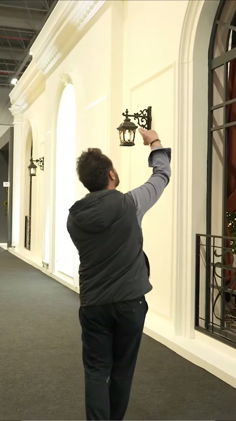Standın dış koridorunda kemerli pencere ve duvar çıtaları inceleniyor