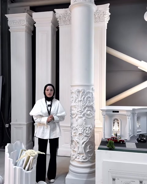 Tam boy dekoratif sütunda düz gövde ve kabartmalı bölüm görülüyor.