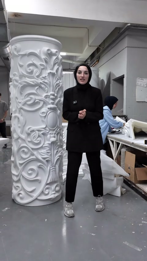 Öne yerleştirilen iri kabartmalı sütun parçası sunucuyla birlikte tanıtılıyor.