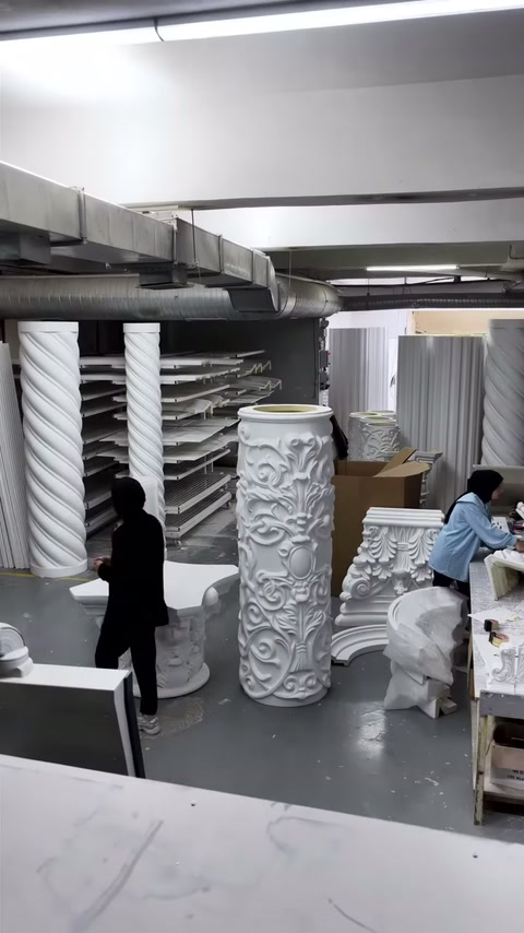 Üretim bölümünde burgulu ve düz gövdeler kabartmalı parçalarla sıralanıyor.