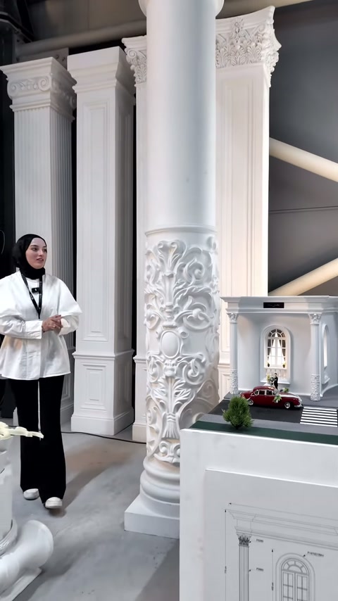 Beyaz sütun modeli gösterişli başlığı ve kademeli tabanıyla sergileniyor.