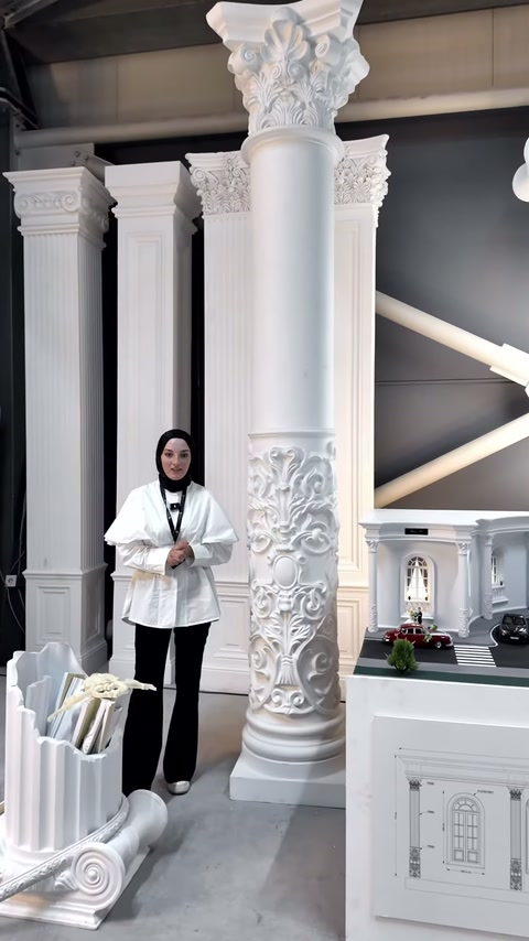 İşlemeli alt gövdeli sütun showroomdaki diğer klasik modellerin önünde duruyor.