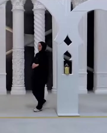Sivri kemerli panel ile burgulu ve klasik sütunlar sergileniyor