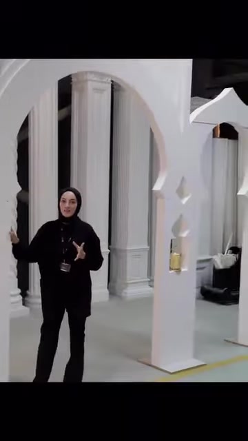 Kemer, sütun ve geometrik açıklıkların birleştiği beyaz dekoratif düzen