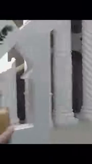 Beyaz geometrik açıklıkta kullanılan sütun detayları yakından görülüyor.