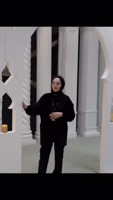 Burgulu sütun, geometrik açıklıklı beyaz panelin yanında inceleniyor.