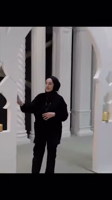 Sunucu, özel dekor düzenindeki sütun yüzeylerini işaret ederek anlatıyor.