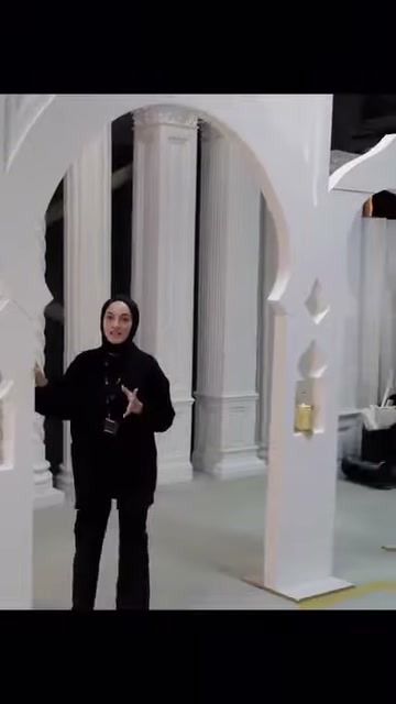 Sunucu, atölyede kurulan sütunlu kemer dekorunun özelliklerini aktarıyor.