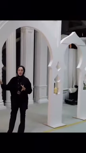 Beyaz kemer panelleri, sütunlar ve niş aksesuarları birlikte tanıtılıyor.