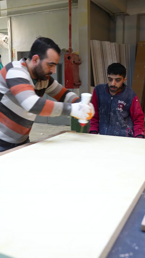 Tabla yüzeyi sonraki işlem öncesinde sıvı uygulamayla hazırlanıyor
