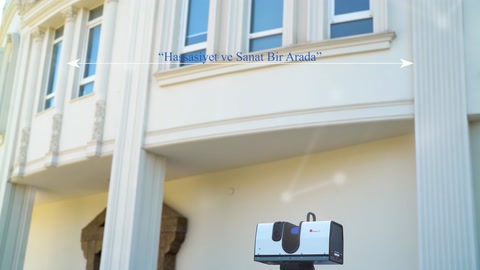 Bina cephesinde pencere söveleri ve denizlik uygulaması bütün olarak görünüyor