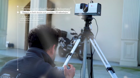 Çömelmiş operatör, sütun detaylarını tripod üzerindeki cihazla tarıyor.