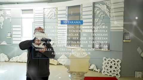 Atölye çalışanı, büyük sütun başlığının yüzey verilerini kaydediyor.