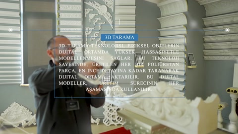 Gözlüklü operatör, dekoratif parçaların yanında el tarayıcısını kullanıyor.