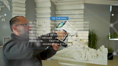 Görevli, oyma görünümlü sütun başlığını yakın mesafeden kaydediyor.