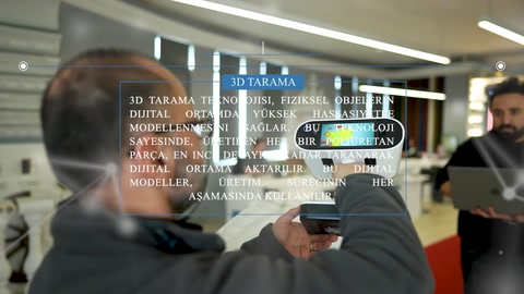 El tarayıcısı, çalışanların bulunduğu atölyede dekoratif parçaya yöneltiliyor.