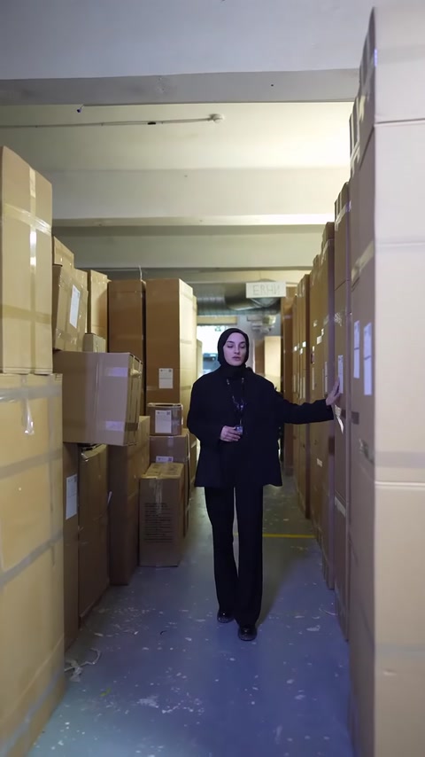 Kolilerle çevrili depo koridorunda paketleme alanı tanıtılıyor