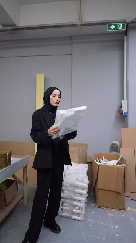 Kabartmalı beyaz dekoratif parça koruyucu ambalaj içinde tutuluyor