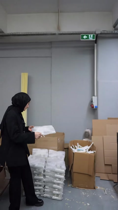 Ambalajlanmış dekoratif parçalar kolilerin yanında paketlenmek üzere düzenleniyor