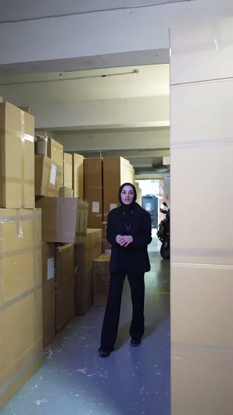 Sunucu, yüksek koli sıralarıyla çevrili depolama geçidini tanıtıyor.