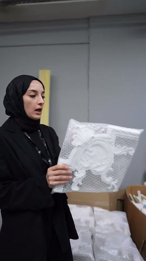Yaprak desenli beyaz süsleme parçasının yüzey ayrıntıları öne çıkarılıyor.