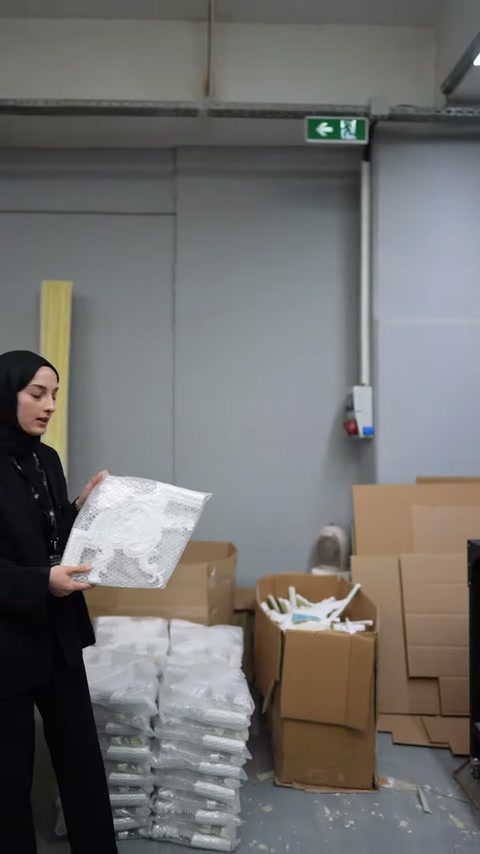 Sunucu, kabartmalı köşe parçasını paketleme alanında yandan gösteriyor.