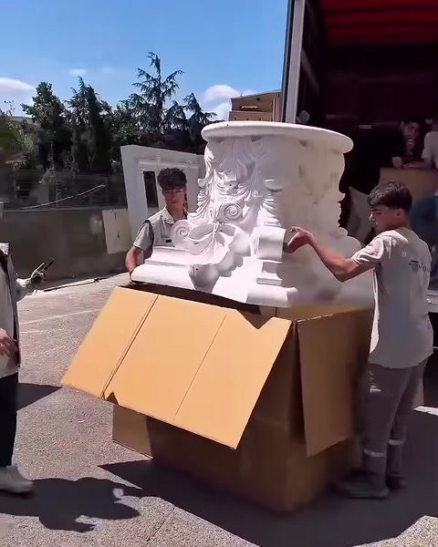 Çalışanlar sütun başlığını iki yanından tutarak dışarı alıyor.