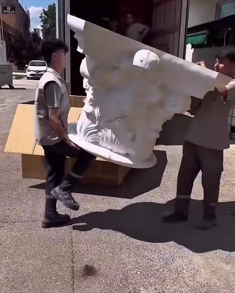 Başlık çevrilerek alt kenarı ve yan kabartmaları inceleniyor.